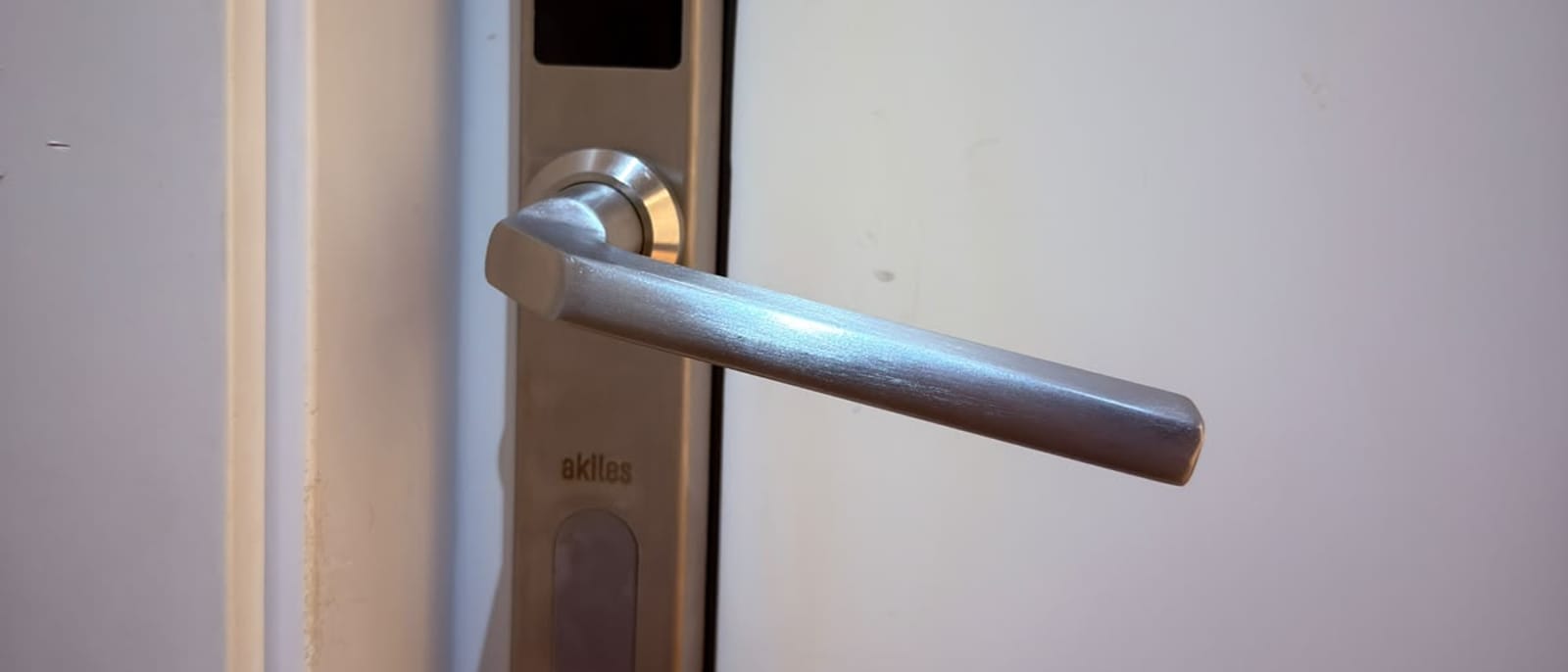 Cerradura electrónica con teclado instalada en una puerta de acceso