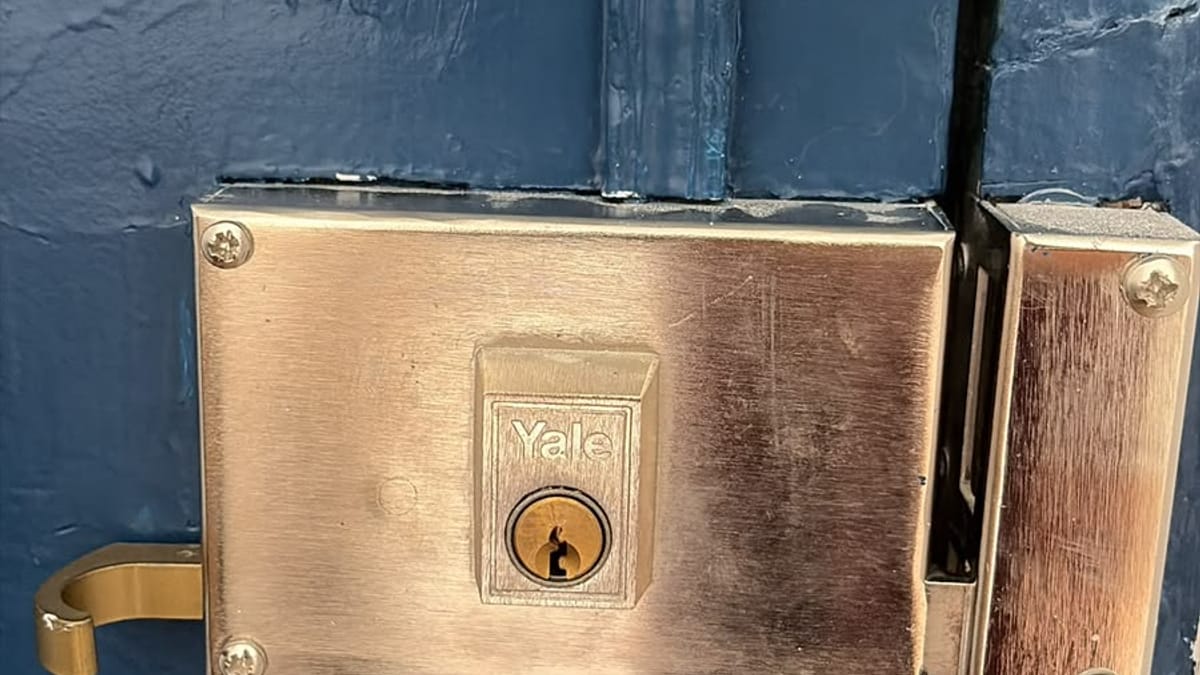 Cerradura Yale instalada en una puerta de acceso