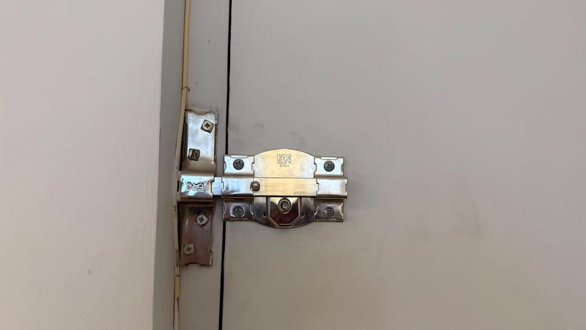 Cerrojo de seguridad FAC instalado como segunda línea de cierre